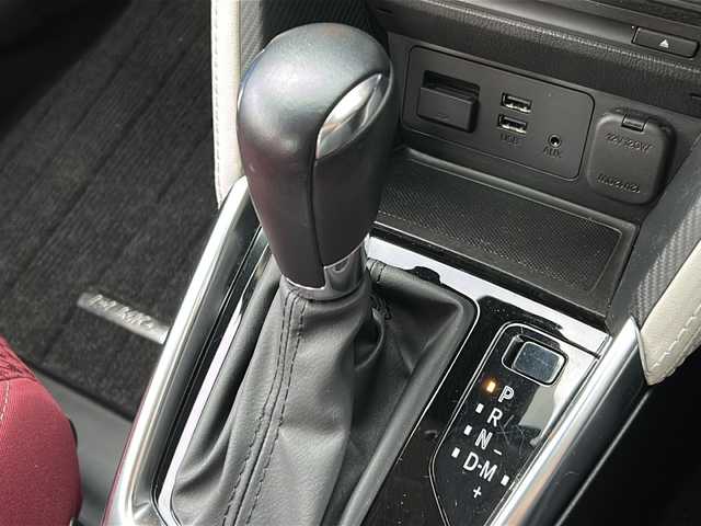 マツダ デミオ XD ノーブルクリムゾン 広島県 2018(平30)年 2.8万km スノーフレイクホワイトパールマイカ 禁煙車/３６０°ビュー・モニター＋フロントパーキングセンサー（センター／コーナー）/アダプティブ・ＬＥＤ・ヘッドライト/スマート・ブレーキ・サポート＆マツダ・レーダー・クルーズ・コントロール/BSM/マツダコネクトナビ/・フルセグ/CD/DVD/Bluetooth/USB/AUX/革巻きステアリング/ステアリングスイッチ/オートライト/パドルシフト/シートヒーター/LEDヘッドライト/スマートキー/プッシュスタート/スペアキー/トノカバー/専用シート（カラー：レッド（千鳥格子））/ETC２．０/ドライブレコーダー配線無しのため動作確認できず/純正フロアマット/純正16インチアルミホイール