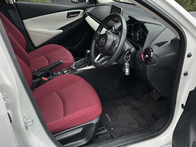 マツダ デミオ XD ノーブルクリムゾン 広島県 2018(平30)年 2.8万km スノーフレイクホワイトパールマイカ 禁煙車/３６０°ビュー・モニター＋フロントパーキングセンサー（センター／コーナー）/アダプティブ・ＬＥＤ・ヘッドライト/スマート・ブレーキ・サポート＆マツダ・レーダー・クルーズ・コントロール/BSM/マツダコネクトナビ/・フルセグ/CD/DVD/Bluetooth/USB/AUX/革巻きステアリング/ステアリングスイッチ/オートライト/パドルシフト/シートヒーター/LEDヘッドライト/スマートキー/プッシュスタート/スペアキー/トノカバー/専用シート（カラー：レッド（千鳥格子））/ETC２．０/ドライブレコーダー配線無しのため動作確認できず/純正フロアマット/純正16インチアルミホイール