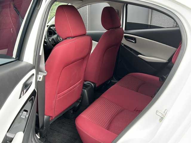 マツダ デミオ XD ノーブルクリムゾン 広島県 2018(平30)年 2.8万km スノーフレイクホワイトパールマイカ 禁煙車/３６０°ビュー・モニター＋フロントパーキングセンサー（センター／コーナー）/アダプティブ・ＬＥＤ・ヘッドライト/スマート・ブレーキ・サポート＆マツダ・レーダー・クルーズ・コントロール/BSM/マツダコネクトナビ/・フルセグ/CD/DVD/Bluetooth/USB/AUX/革巻きステアリング/ステアリングスイッチ/オートライト/パドルシフト/シートヒーター/LEDヘッドライト/スマートキー/プッシュスタート/スペアキー/トノカバー/専用シート（カラー：レッド（千鳥格子））/ETC２．０/ドライブレコーダー配線無しのため動作確認できず/純正フロアマット/純正16インチアルミホイール