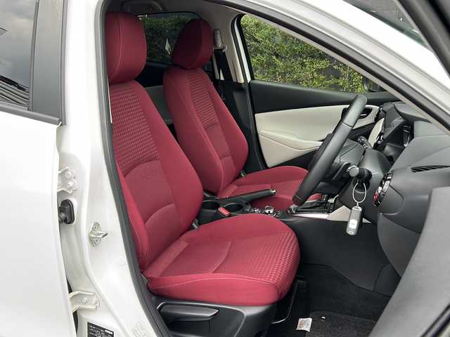 マツダ デミオ XD ノーブルクリムゾン 広島県 2018(平30)年 2.8万km スノーフレイクホワイトパールマイカ 禁煙車/３６０°ビュー・モニター＋フロントパーキングセンサー（センター／コーナー）/アダプティブ・ＬＥＤ・ヘッドライト/スマート・ブレーキ・サポート＆マツダ・レーダー・クルーズ・コントロール/BSM/マツダコネクトナビ/・フルセグ/CD/DVD/Bluetooth/USB/AUX/革巻きステアリング/ステアリングスイッチ/オートライト/パドルシフト/シートヒーター/LEDヘッドライト/スマートキー/プッシュスタート/スペアキー/トノカバー/専用シート（カラー：レッド（千鳥格子））/ETC２．０/ドライブレコーダー配線無しのため動作確認できず/純正フロアマット/純正16インチアルミホイール