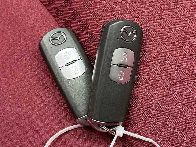 マツダ デミオ XD ノーブルクリムゾン 広島県 2018(平30)年 2.8万km スノーフレイクホワイトパールマイカ 禁煙車/３６０°ビュー・モニター＋フロントパーキングセンサー（センター／コーナー）/アダプティブ・ＬＥＤ・ヘッドライト/スマート・ブレーキ・サポート＆マツダ・レーダー・クルーズ・コントロール/BSM/マツダコネクトナビ/・フルセグ/CD/DVD/Bluetooth/USB/AUX/革巻きステアリング/ステアリングスイッチ/オートライト/パドルシフト/シートヒーター/LEDヘッドライト/スマートキー/プッシュスタート/スペアキー/トノカバー/専用シート（カラー：レッド（千鳥格子））/ETC２．０/ドライブレコーダー配線無しのため動作確認できず/純正フロアマット/純正16インチアルミホイール