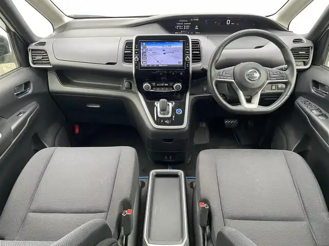 日産 セレナ e－パワー XV 福岡県 2019(令1)年 7.7万km ブリリアントシルバー フリップダウンモニター　/純正９インチナビ（ＭＭ５１８Ｄ－Ｌ）　/バックカメラ　/衝突軽減　/両側パワースライドドア　/ＬＤＷ　/ステアリングヒーター　/シートヒーター　/ＬＥＤオートライト　/ハロゲンフォグランプ　/フルセグTV