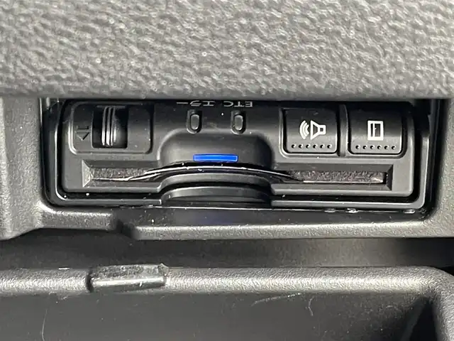 日産 セレナ e－パワー XV 福岡県 2019(令1)年 7.7万km ブリリアントシルバー フリップダウンモニター　/純正９インチナビ（ＭＭ５１８Ｄ－Ｌ）　/バックカメラ　/衝突軽減　/両側パワースライドドア　/ＬＤＷ　/ステアリングヒーター　/シートヒーター　/ＬＥＤオートライト　/ハロゲンフォグランプ　/フルセグTV