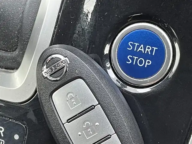 日産 セレナ e－パワー XV 福岡県 2019(令1)年 7.7万km ブリリアントシルバー フリップダウンモニター　/純正９インチナビ（ＭＭ５１８Ｄ－Ｌ）　/バックカメラ　/衝突軽減　/両側パワースライドドア　/ＬＤＷ　/ステアリングヒーター　/シートヒーター　/ＬＥＤオートライト　/ハロゲンフォグランプ　/フルセグTV