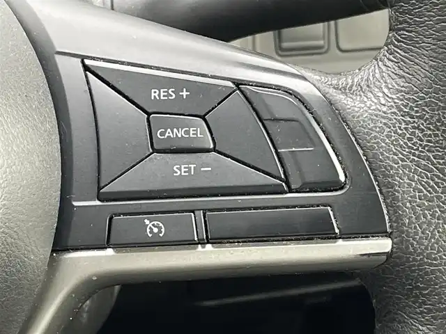 日産 セレナ e－パワー XV 福岡県 2019(令1)年 7.7万km ブリリアントシルバー フリップダウンモニター　/純正９インチナビ（ＭＭ５１８Ｄ－Ｌ）　/バックカメラ　/衝突軽減　/両側パワースライドドア　/ＬＤＷ　/ステアリングヒーター　/シートヒーター　/ＬＥＤオートライト　/ハロゲンフォグランプ　/フルセグTV