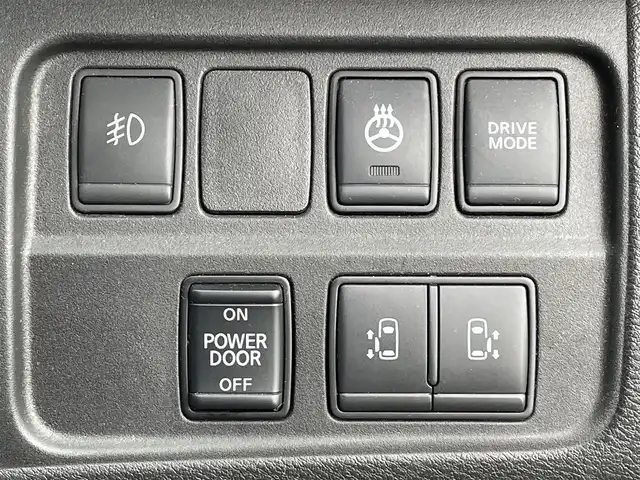 日産 セレナ e－パワー XV 福岡県 2019(令1)年 7.7万km ブリリアントシルバー フリップダウンモニター　/純正９インチナビ（ＭＭ５１８Ｄ－Ｌ）　/バックカメラ　/衝突軽減　/両側パワースライドドア　/ＬＤＷ　/ステアリングヒーター　/シートヒーター　/ＬＥＤオートライト　/ハロゲンフォグランプ　/フルセグTV