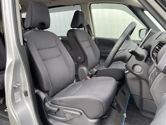 日産 セレナ e－パワー XV 福岡県 2019(令1)年 7.7万km ブリリアントシルバー フリップダウンモニター　/純正９インチナビ（ＭＭ５１８Ｄ－Ｌ）　/バックカメラ　/衝突軽減　/両側パワースライドドア　/ＬＤＷ　/ステアリングヒーター　/シートヒーター　/ＬＥＤオートライト　/ハロゲンフォグランプ　/フルセグTV