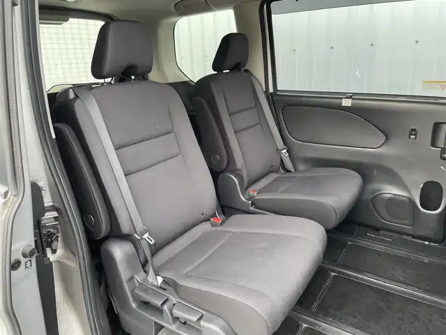 日産 セレナ e－パワー XV 福岡県 2019(令1)年 7.7万km ブリリアントシルバー フリップダウンモニター　/純正９インチナビ（ＭＭ５１８Ｄ－Ｌ）　/バックカメラ　/衝突軽減　/両側パワースライドドア　/ＬＤＷ　/ステアリングヒーター　/シートヒーター　/ＬＥＤオートライト　/ハロゲンフォグランプ　/フルセグTV