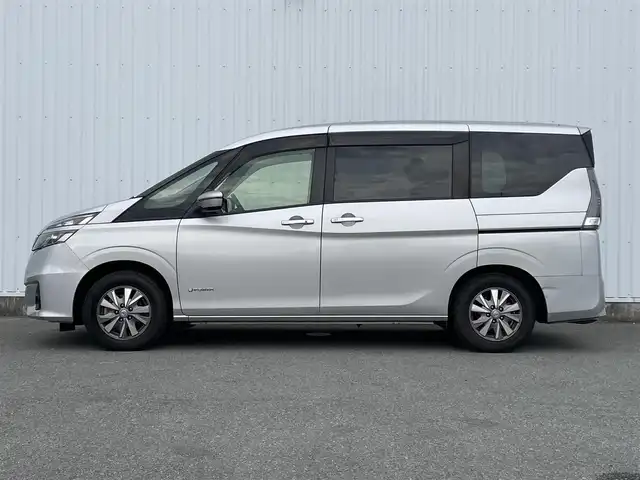 日産 セレナ e－パワー XV 福岡県 2019(令1)年 7.7万km ブリリアントシルバー フリップダウンモニター　/純正９インチナビ（ＭＭ５１８Ｄ－Ｌ）　/バックカメラ　/衝突軽減　/両側パワースライドドア　/ＬＤＷ　/ステアリングヒーター　/シートヒーター　/ＬＥＤオートライト　/ハロゲンフォグランプ　/フルセグTV