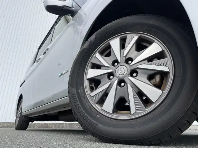 日産 セレナ e－パワー XV 福岡県 2019(令1)年 7.7万km ブリリアントシルバー フリップダウンモニター　/純正９インチナビ（ＭＭ５１８Ｄ－Ｌ）　/バックカメラ　/衝突軽減　/両側パワースライドドア　/ＬＤＷ　/ステアリングヒーター　/シートヒーター　/ＬＥＤオートライト　/ハロゲンフォグランプ　/フルセグTV