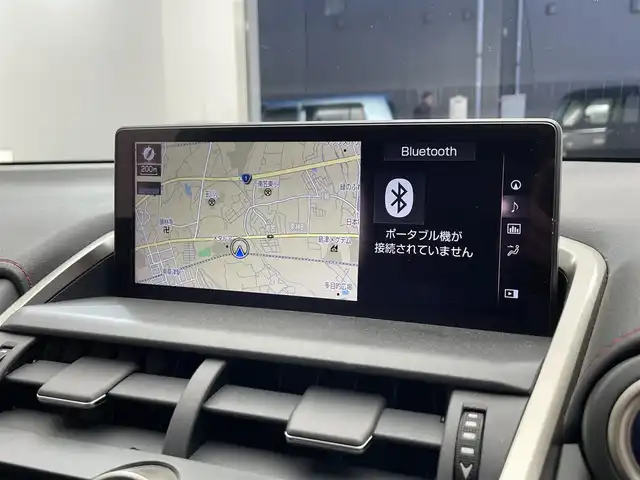 レクサス ＮＸ 300h Fスポーツ 滋賀県 2018(平30)年 6.8万km ホワイトノーヴァガラスフレーク 禁煙車/サンルーフ/純正ナビ/（CD/DVD/Bluetooth/フルセグTV)/全方位カメラ/TRDエアロ（F/S/R)/TRD4本出しマフラー/ビルトインETC2.0/前後ドラレコ/赤本革シート/前席シートヒーター/前席シートベンチレーション/前席パワーシート/ステアリングヒーター/パワーバックドア/ヘッドアップディスプレイ/BSM/3眼LEDヘッドライト/オートライト/オートハイビーム/プリクラッシュセーフティ/レーンディパーチャーアラート/レーダークルーズコントロール/クリアランスソナー/パドルシフト/電動パーキングブレーキ/オートブレーキホールド/プッシュスタート/スマートキー×２