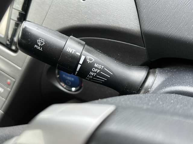 トヨタ プリウス L 千葉県 2015(平27)年 15.7万km シルバーM 純正７インチナビ　ＮＳＣＰ－Ｗ６４　Ｂカメラ　ＥＴＣ　スマートキー　スペアキー　純正フロアマット　ハロゲンライト　取扱説明書　記録簿　盗難防止装置　エアバッグＷ＋サイド　オートライト　ＡＢＳ