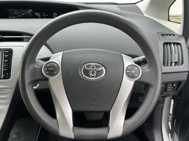 トヨタ プリウス L 千葉県 2015(平27)年 15.7万km シルバーM 純正７インチナビ　ＮＳＣＰ－Ｗ６４　Ｂカメラ　ＥＴＣ　スマートキー　スペアキー　純正フロアマット　ハロゲンライト　取扱説明書　記録簿　盗難防止装置　エアバッグＷ＋サイド　オートライト　ＡＢＳ