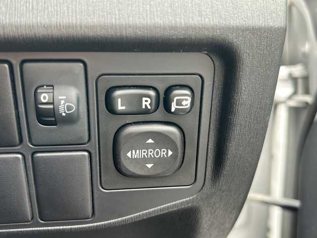 トヨタ プリウス L 千葉県 2015(平27)年 15.7万km シルバーM 純正７インチナビ　ＮＳＣＰ－Ｗ６４　Ｂカメラ　ＥＴＣ　スマートキー　スペアキー　純正フロアマット　ハロゲンライト　取扱説明書　記録簿　盗難防止装置　エアバッグＷ＋サイド　オートライト　ＡＢＳ