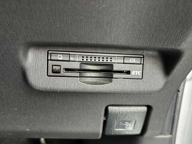 トヨタ プリウス L 千葉県 2015(平27)年 15.7万km シルバーM 純正７インチナビ　ＮＳＣＰ－Ｗ６４　Ｂカメラ　ＥＴＣ　スマートキー　スペアキー　純正フロアマット　ハロゲンライト　取扱説明書　記録簿　盗難防止装置　エアバッグＷ＋サイド　オートライト　ＡＢＳ