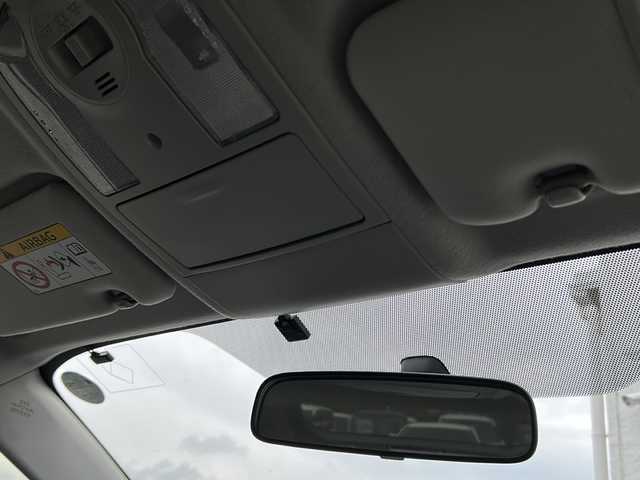 トヨタ プリウス L 千葉県 2015(平27)年 15.7万km シルバーM 純正７インチナビ　ＮＳＣＰ－Ｗ６４　Ｂカメラ　ＥＴＣ　スマートキー　スペアキー　純正フロアマット　ハロゲンライト　取扱説明書　記録簿　盗難防止装置　エアバッグＷ＋サイド　オートライト　ＡＢＳ
