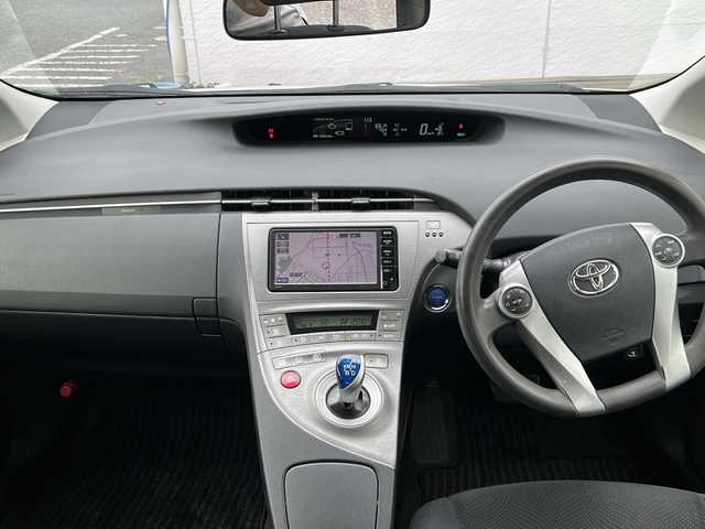 トヨタ プリウス L 千葉県 2015(平27)年 15.7万km シルバーM 純正７インチナビ　ＮＳＣＰ－Ｗ６４　Ｂカメラ　ＥＴＣ　スマートキー　スペアキー　純正フロアマット　ハロゲンライト　取扱説明書　記録簿　盗難防止装置　エアバッグＷ＋サイド　オートライト　ＡＢＳ