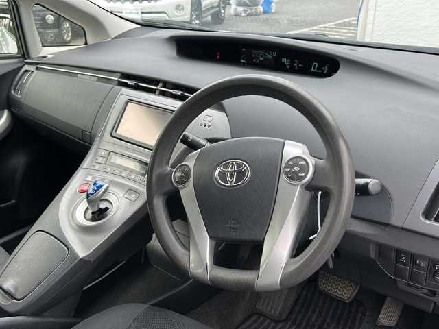 トヨタ プリウス L 千葉県 2015(平27)年 15.7万km シルバーM 純正７インチナビ　ＮＳＣＰ－Ｗ６４　Ｂカメラ　ＥＴＣ　スマートキー　スペアキー　純正フロアマット　ハロゲンライト　取扱説明書　記録簿　盗難防止装置　エアバッグＷ＋サイド　オートライト　ＡＢＳ