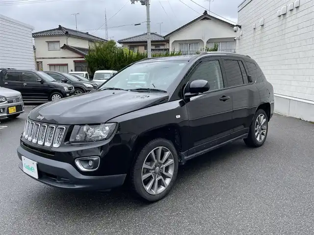 クライスラー・ジープ ジープ コンパス リミテッド 山形県 2016(平28)年 5.7万km 黒 4WD/社外メモリーナビ/・フルセグTV/AM/FM/DVD/Bluetooth/クルーズコントロール/横滑り防止装置/盗難防止装置/ハロゲンヘッドライト/フロントフォグランプ/レザーシート/パワーシート（D席）/シートヒーター（D/N席）/バックカメラ/ルーフレール/純正フロアマット/純正18インチAW/ETC/夏タイヤ積み込み/保証書/取扱説明書