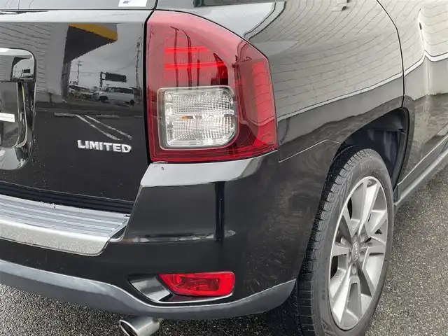 クライスラー・ジープ ジープ コンパス リミテッド 山形県 2016(平28)年 5.7万km 黒 4WD/社外メモリーナビ/・フルセグTV/AM/FM/DVD/Bluetooth/クルーズコントロール/横滑り防止装置/盗難防止装置/ハロゲンヘッドライト/フロントフォグランプ/レザーシート/パワーシート（D席）/シートヒーター（D/N席）/バックカメラ/ルーフレール/純正フロアマット/純正18インチAW/ETC/夏タイヤ積み込み/保証書/取扱説明書