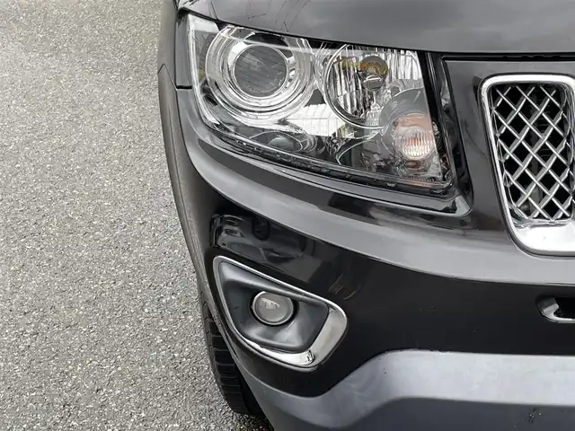 クライスラー・ジープ ジープ コンパス リミテッド 山形県 2016(平28)年 5.7万km 黒 4WD/社外メモリーナビ/・フルセグTV/AM/FM/DVD/Bluetooth/クルーズコントロール/横滑り防止装置/盗難防止装置/ハロゲンヘッドライト/フロントフォグランプ/レザーシート/パワーシート（D席）/シートヒーター（D/N席）/バックカメラ/ルーフレール/純正フロアマット/純正18インチAW/ETC/夏タイヤ積み込み/保証書/取扱説明書