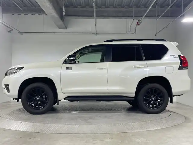 トヨタ ランドクルーザー プラド TX Lパッケージ マットブラED 神奈川県 2023(令5)年 3.3万km ホワイトパールクリスタルシャイン トヨタセーフティセンス/・プリクラッシュセーフティ/・レーンディパーチャーアラート/・レーダークルーズコントロール/・オートマチックハイビーム/・ロードサインアシスト/純正ディスプレイオーディオ/・BT/フルセグTV/USB/MiraCast/ムーンルーフ/ビルトインETC2.0/4WD/MTモード/レザーシート/パワーシート(D/N)/シートヒーター(D/N)/ベンチレーション(D/N)/サード電動格納シート/BSM/ルーフレール/ドライブレコーダー/スマートキー/スペアキー/プッシュスタートボタン/革巻きステアリング/ステアリングスイッチ/Autoライト/ウッドコンビステアリング/コーナーセンサー/LEDヘッドライト/フォグランプ/電動格納ミラー/ウィンカーミラー/純正フロアマット/純正アルミホイール/純正ドアバイザー/サイド/カーテン/ニーエアバッグ