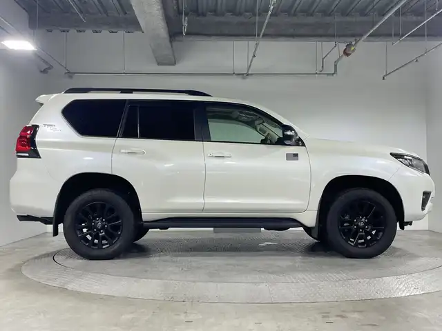 トヨタ ランドクルーザー プラド TX Lパッケージ マットブラED 神奈川県 2023(令5)年 3.3万km ホワイトパールクリスタルシャイン トヨタセーフティセンス/・プリクラッシュセーフティ/・レーンディパーチャーアラート/・レーダークルーズコントロール/・オートマチックハイビーム/・ロードサインアシスト/純正ディスプレイオーディオ/・BT/フルセグTV/USB/MiraCast/ムーンルーフ/ビルトインETC2.0/4WD/MTモード/レザーシート/パワーシート(D/N)/シートヒーター(D/N)/ベンチレーション(D/N)/サード電動格納シート/BSM/ルーフレール/ドライブレコーダー/スマートキー/スペアキー/プッシュスタートボタン/革巻きステアリング/ステアリングスイッチ/Autoライト/ウッドコンビステアリング/コーナーセンサー/LEDヘッドライト/フォグランプ/電動格納ミラー/ウィンカーミラー/純正フロアマット/純正アルミホイール/純正ドアバイザー/サイド/カーテン/ニーエアバッグ