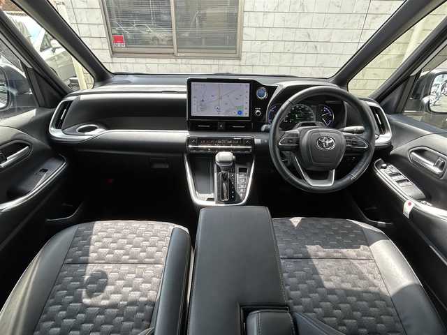 トヨタ ヴォクシー ハイブリッド S－Z 福岡県 2022(令4)年 3.8万km ホワイトパールクリスタルシャイン ワンオーナー/快適利便パッケージ/・nanoeXエアコン/・パワーバックドア/・後部座席オットマン、シートヒーター/・ステアリングヒーター/純正10.5インチコネクティッドナビ/（AM/FM/CD/DVD/Miracast/Bluetooth/フルセグTV）/バックカメラ/トヨタセーフティセンス/・オートマチックハイビーム/・プリクラッシュセーフティ/・レーントレーシングアシスト/・レーンチェンジアシスト/・レーンディバーチャーアラート/・プロアクティブドライビングアシスト/・発進遅れ告知機能/・ロードサインアシスト/・レーダークルーズコントロール/・ドライバー異常時対応システム/・ドライバーモニター/・フロントクロストラフィックアラート/・リアクロストラフィックアラート/クリアランスソナー/コーナーセンサー/ブラインドスポットモニター/オートライト/横滑り防止装置/純正17インチAW/黒色ハーフレザーシート/シートヒーター（D/N）/KEENWOOD製前後ドライブレコーダー【DRV-MR740】/後部座席サンシェード/純正フロアマット/100V電源ソケット×1/スペアキー×1/保証書/取扱説明書/ナビ取扱説明書