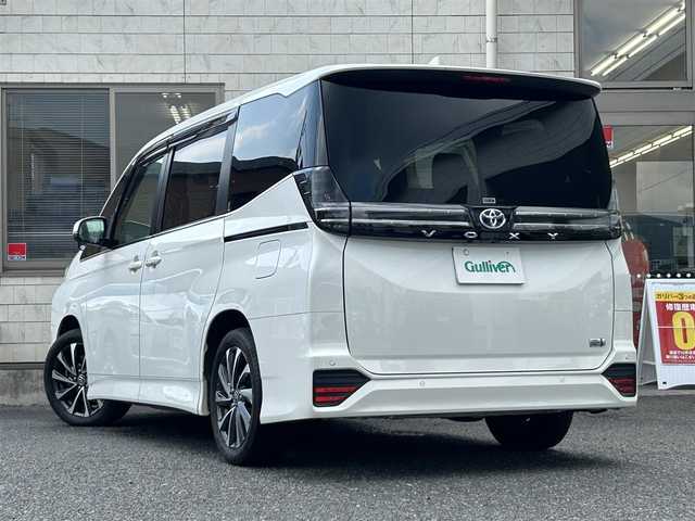 トヨタ ヴォクシー ハイブリッド S－Z 福岡県 2022(令4)年 3.8万km ホワイトパールクリスタルシャイン ワンオーナー/快適利便パッケージ/・nanoeXエアコン/・パワーバックドア/・後部座席オットマン、シートヒーター/・ステアリングヒーター/純正10.5インチコネクティッドナビ/（AM/FM/CD/DVD/Miracast/Bluetooth/フルセグTV）/バックカメラ/トヨタセーフティセンス/・オートマチックハイビーム/・プリクラッシュセーフティ/・レーントレーシングアシスト/・レーンチェンジアシスト/・レーンディバーチャーアラート/・プロアクティブドライビングアシスト/・発進遅れ告知機能/・ロードサインアシスト/・レーダークルーズコントロール/・ドライバー異常時対応システム/・ドライバーモニター/・フロントクロストラフィックアラート/・リアクロストラフィックアラート/クリアランスソナー/コーナーセンサー/ブラインドスポットモニター/オートライト/横滑り防止装置/純正17インチAW/黒色ハーフレザーシート/シートヒーター（D/N）/KEENWOOD製前後ドライブレコーダー【DRV-MR740】/後部座席サンシェード/純正フロアマット/100V電源ソケット×1/スペアキー×1/保証書/取扱説明書/ナビ取扱説明書