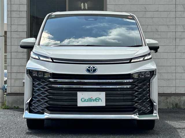 トヨタ ヴォクシー ハイブリッド S－Z 福岡県 2022(令4)年 3.8万km ホワイトパールクリスタルシャイン ワンオーナー/快適利便パッケージ/・nanoeXエアコン/・パワーバックドア/・後部座席オットマン、シートヒーター/・ステアリングヒーター/純正10.5インチコネクティッドナビ/（AM/FM/CD/DVD/Miracast/Bluetooth/フルセグTV）/バックカメラ/トヨタセーフティセンス/・オートマチックハイビーム/・プリクラッシュセーフティ/・レーントレーシングアシスト/・レーンチェンジアシスト/・レーンディバーチャーアラート/・プロアクティブドライビングアシスト/・発進遅れ告知機能/・ロードサインアシスト/・レーダークルーズコントロール/・ドライバー異常時対応システム/・ドライバーモニター/・フロントクロストラフィックアラート/・リアクロストラフィックアラート/クリアランスソナー/コーナーセンサー/ブラインドスポットモニター/オートライト/横滑り防止装置/純正17インチAW/黒色ハーフレザーシート/シートヒーター（D/N）/KEENWOOD製前後ドライブレコーダー【DRV-MR740】/後部座席サンシェード/純正フロアマット/100V電源ソケット×1/スペアキー×1/保証書/取扱説明書/ナビ取扱説明書