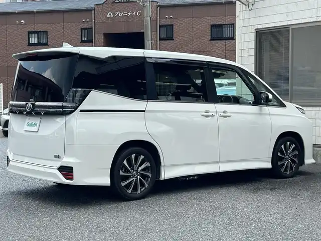 トヨタ ヴォクシー ハイブリッド S－Z 福岡県 2022(令4)年 3.8万km ホワイトパールクリスタルシャイン ワンオーナー/快適利便パッケージ/・nanoeXエアコン/・パワーバックドア/・後部座席オットマン、シートヒーター/・ステアリングヒーター/純正10.5インチコネクティッドナビ/（AM/FM/CD/DVD/Miracast/Bluetooth/フルセグTV）/バックカメラ/トヨタセーフティセンス/・オートマチックハイビーム/・プリクラッシュセーフティ/・レーントレーシングアシスト/・レーンチェンジアシスト/・レーンディバーチャーアラート/・プロアクティブドライビングアシスト/・発進遅れ告知機能/・ロードサインアシスト/・レーダークルーズコントロール/・ドライバー異常時対応システム/・ドライバーモニター/・フロントクロストラフィックアラート/・リアクロストラフィックアラート/クリアランスソナー/コーナーセンサー/ブラインドスポットモニター/オートライト/横滑り防止装置/純正17インチAW/黒色ハーフレザーシート/シートヒーター（D/N）/KEENWOOD製前後ドライブレコーダー【DRV-MR740】/後部座席サンシェード/純正フロアマット/100V電源ソケット×1/スペアキー×1/保証書/取扱説明書/ナビ取扱説明書