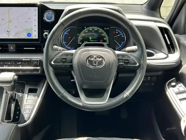トヨタ ヴォクシー ハイブリッド S－Z 福岡県 2022(令4)年 3.8万km ホワイトパールクリスタルシャイン ワンオーナー/快適利便パッケージ/・nanoeXエアコン/・パワーバックドア/・後部座席オットマン、シートヒーター/・ステアリングヒーター/純正10.5インチコネクティッドナビ/（AM/FM/CD/DVD/Miracast/Bluetooth/フルセグTV）/バックカメラ/トヨタセーフティセンス/・オートマチックハイビーム/・プリクラッシュセーフティ/・レーントレーシングアシスト/・レーンチェンジアシスト/・レーンディバーチャーアラート/・プロアクティブドライビングアシスト/・発進遅れ告知機能/・ロードサインアシスト/・レーダークルーズコントロール/・ドライバー異常時対応システム/・ドライバーモニター/・フロントクロストラフィックアラート/・リアクロストラフィックアラート/クリアランスソナー/コーナーセンサー/ブラインドスポットモニター/オートライト/横滑り防止装置/純正17インチAW/黒色ハーフレザーシート/シートヒーター（D/N）/KEENWOOD製前後ドライブレコーダー【DRV-MR740】/後部座席サンシェード/純正フロアマット/100V電源ソケット×1/スペアキー×1/保証書/取扱説明書/ナビ取扱説明書