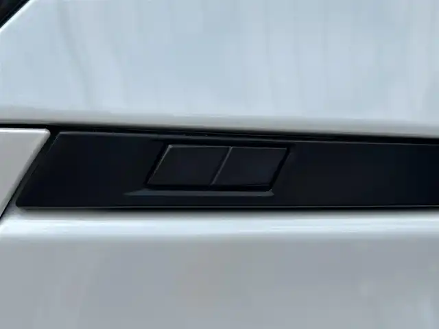トヨタ ヴォクシー ハイブリッド S－Z 福岡県 2022(令4)年 3.8万km ホワイトパールクリスタルシャイン ワンオーナー/快適利便パッケージ/・nanoeXエアコン/・パワーバックドア/・後部座席オットマン、シートヒーター/・ステアリングヒーター/純正10.5インチコネクティッドナビ/（AM/FM/CD/DVD/Miracast/Bluetooth/フルセグTV）/バックカメラ/トヨタセーフティセンス/・オートマチックハイビーム/・プリクラッシュセーフティ/・レーントレーシングアシスト/・レーンチェンジアシスト/・レーンディバーチャーアラート/・プロアクティブドライビングアシスト/・発進遅れ告知機能/・ロードサインアシスト/・レーダークルーズコントロール/・ドライバー異常時対応システム/・ドライバーモニター/・フロントクロストラフィックアラート/・リアクロストラフィックアラート/クリアランスソナー/コーナーセンサー/ブラインドスポットモニター/オートライト/横滑り防止装置/純正17インチAW/黒色ハーフレザーシート/シートヒーター（D/N）/KEENWOOD製前後ドライブレコーダー【DRV-MR740】/後部座席サンシェード/純正フロアマット/100V電源ソケット×1/スペアキー×1/保証書/取扱説明書/ナビ取扱説明書
