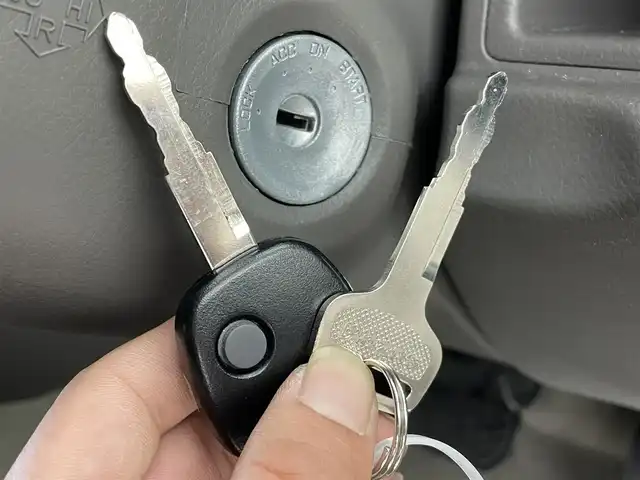 スズキ エブリイ JOINターボ 群馬県 2022(令4)年 1.3万km クールカーキPM 社外7インチメモリナビ/CD/TV/Bluetooth/＝＝＝＝＝/ＳＤナビ　Ｂｌｕｅｔｏｏｔｈ　バックカメラ　ＴＵＦＲＥＱルーフキャリア　デュアルカメラブレーキサポート　車線逸脱警報　パーキングソナー　ＥＴＣ　オートライト　社外アルミホイール　キーレス　４ＷＤ　禁煙