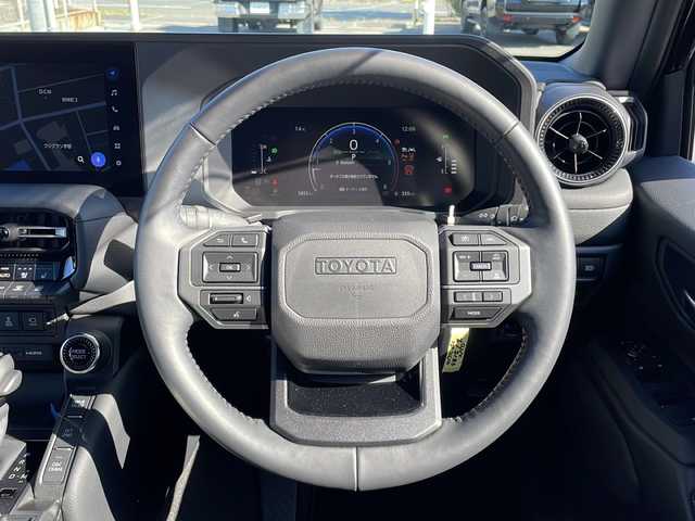 トヨタ ランドクルーザー ２５０ VX 山口県 2024(令6)年 0.4万km ブラック 純正ディスプレイオーディオ/・AM/FM/USB/HDMI/Bluetooth/Miracast/フルセグテレビ/ETC2.0/アラウンドビューモニター/デジタルインナーミラー/純正フロアマット/18インチ純正アルミホイール/ルーフレール/電動リアゲート/レザーシート/前席シートヒーター/前席エアーシート/運転席パワーシート/電動パーキングブレーキ/オートブレーキホールド/充電用C端子/左右独立温度コントロールフルオートエアコン/後席独立コントロールオートエアコン/Toyota Safety Sense/・プリクラッシュセーフティ/・レーントレーシングアシスト/・レーンディパーチャーアラート/・ロードサインアシスト/・レーダークルーズコントロール/・先行車発進告知機能/・ドライバー異常時対応システム/・ブラインドスポットモニター/・クリアランスソナー/・リヤクロストラフィックアラート/・リヤカメラディテクション/盗難防止装置/取扱説明書/保証書/記録簿