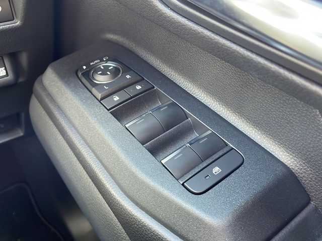 トヨタ ランドクルーザー ２５０ VX 山口県 2024(令6)年 0.4万km ブラック 純正ディスプレイオーディオ/・AM/FM/USB/HDMI/Bluetooth/Miracast/フルセグテレビ/ETC2.0/アラウンドビューモニター/デジタルインナーミラー/純正フロアマット/18インチ純正アルミホイール/ルーフレール/電動リアゲート/レザーシート/前席シートヒーター/前席エアーシート/運転席パワーシート/電動パーキングブレーキ/オートブレーキホールド/充電用C端子/左右独立温度コントロールフルオートエアコン/後席独立コントロールオートエアコン/Toyota Safety Sense/・プリクラッシュセーフティ/・レーントレーシングアシスト/・レーンディパーチャーアラート/・ロードサインアシスト/・レーダークルーズコントロール/・先行車発進告知機能/・ドライバー異常時対応システム/・ブラインドスポットモニター/・クリアランスソナー/・リヤクロストラフィックアラート/・リヤカメラディテクション/盗難防止装置/取扱説明書/保証書/記録簿