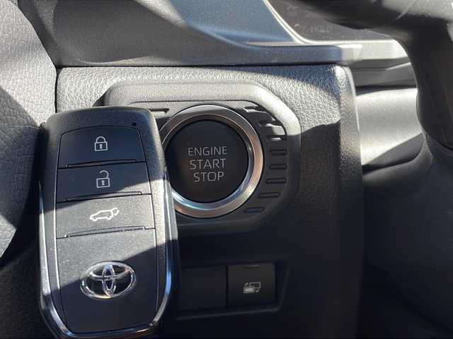 トヨタ ランドクルーザー ２５０ VX 山口県 2024(令6)年 0.4万km ブラック 純正ディスプレイオーディオ/・AM/FM/USB/HDMI/Bluetooth/Miracast/フルセグテレビ/ETC2.0/アラウンドビューモニター/デジタルインナーミラー/純正フロアマット/18インチ純正アルミホイール/ルーフレール/電動リアゲート/レザーシート/前席シートヒーター/前席エアーシート/運転席パワーシート/電動パーキングブレーキ/オートブレーキホールド/充電用C端子/左右独立温度コントロールフルオートエアコン/後席独立コントロールオートエアコン/Toyota Safety Sense/・プリクラッシュセーフティ/・レーントレーシングアシスト/・レーンディパーチャーアラート/・ロードサインアシスト/・レーダークルーズコントロール/・先行車発進告知機能/・ドライバー異常時対応システム/・ブラインドスポットモニター/・クリアランスソナー/・リヤクロストラフィックアラート/・リヤカメラディテクション/盗難防止装置/取扱説明書/保証書/記録簿