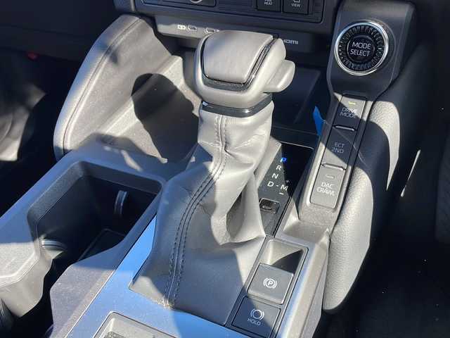 トヨタ ランドクルーザー ２５０ VX 山口県 2024(令6)年 0.4万km ブラック 純正ディスプレイオーディオ/・AM/FM/USB/HDMI/Bluetooth/Miracast/フルセグテレビ/ETC2.0/アラウンドビューモニター/デジタルインナーミラー/純正フロアマット/18インチ純正アルミホイール/ルーフレール/電動リアゲート/レザーシート/前席シートヒーター/前席エアーシート/運転席パワーシート/電動パーキングブレーキ/オートブレーキホールド/充電用C端子/左右独立温度コントロールフルオートエアコン/後席独立コントロールオートエアコン/Toyota Safety Sense/・プリクラッシュセーフティ/・レーントレーシングアシスト/・レーンディパーチャーアラート/・ロードサインアシスト/・レーダークルーズコントロール/・先行車発進告知機能/・ドライバー異常時対応システム/・ブラインドスポットモニター/・クリアランスソナー/・リヤクロストラフィックアラート/・リヤカメラディテクション/盗難防止装置/取扱説明書/保証書/記録簿