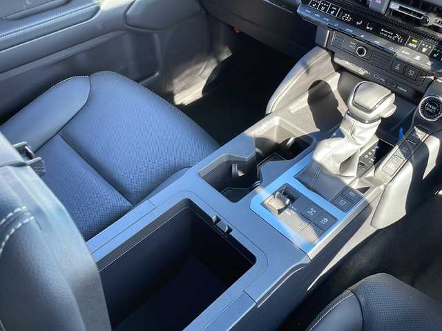 トヨタ ランドクルーザー ２５０ VX 山口県 2024(令6)年 0.4万km ブラック 純正ディスプレイオーディオ/・AM/FM/USB/HDMI/Bluetooth/Miracast/フルセグテレビ/ETC2.0/アラウンドビューモニター/デジタルインナーミラー/純正フロアマット/18インチ純正アルミホイール/ルーフレール/電動リアゲート/レザーシート/前席シートヒーター/前席エアーシート/運転席パワーシート/電動パーキングブレーキ/オートブレーキホールド/充電用C端子/左右独立温度コントロールフルオートエアコン/後席独立コントロールオートエアコン/Toyota Safety Sense/・プリクラッシュセーフティ/・レーントレーシングアシスト/・レーンディパーチャーアラート/・ロードサインアシスト/・レーダークルーズコントロール/・先行車発進告知機能/・ドライバー異常時対応システム/・ブラインドスポットモニター/・クリアランスソナー/・リヤクロストラフィックアラート/・リヤカメラディテクション/盗難防止装置/取扱説明書/保証書/記録簿