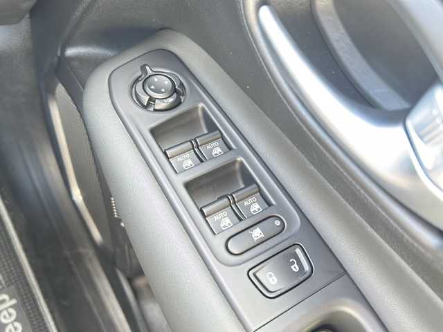 クライスラー・ジープ ジープ レネゲード ロンジチュード 埼玉県 2022(令4)年 5.3万km 白 ワンオーナー/バックカメラ/純正16インチアルミホイール/純正フロアマット/スマートキー/プッシュスタート/車線逸脱警報プラス/衝突被害軽減ブレーキ付き前面衝突警報/クルーズコントロール/アイドリングストップ/ステアリングリモコン/革巻ステアリング/保証書/取扱説明書