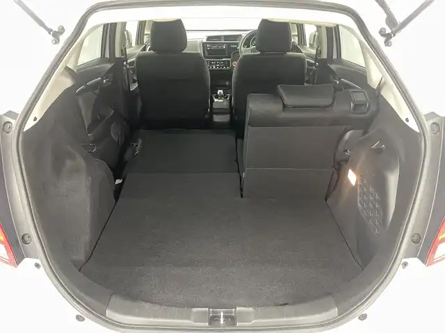 ホンダ フィット ハイブリット F 福島県 2020(令2)年 4.9万km タフタホワイトⅢ ホンダセンシング　/・ＡＣＣ　/・ＣＭＢＳ　/・ＬＫＡＳ　/・誤発進抑制機能　/・歩行者事故低減ステアリング　/・先行先行車発進お知らせ機能　/純正オーディオ　/・USB/CD/AM・FM/AUX/・ETC/ステアリングスイッチ　/プッシュスタート/・スマートキー/ハロゲンライト/・オートライト/・ヘッドライトリベライザー/電動格納ウィンカーミラー/・オートミラー/ドアバイザー