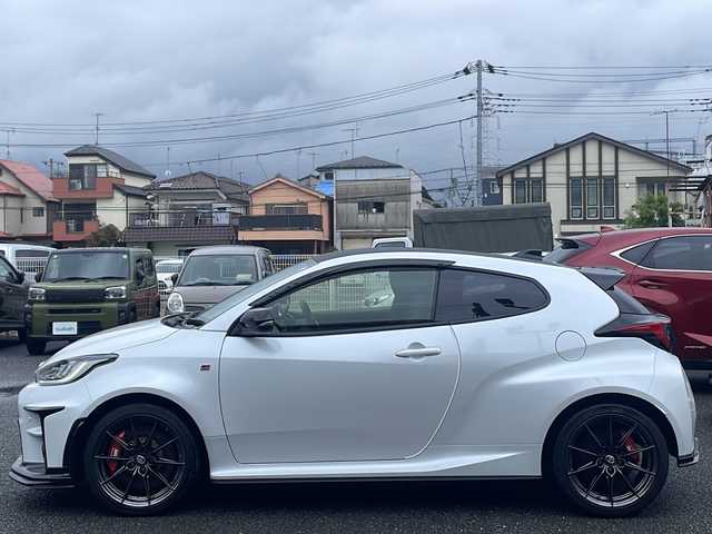 トヨタ ＧＲヤリス RZ ハイパフォーマンス 東京都 2022(令4)年 0.8万km プラチナホワイトパールマイカ ワンオーナー/メーカーオプションディスプレイオーディオナビ/JBLサウンドシステム/フルセグ/バックカメラ/アダプティブクルーズコントロール/アルパイン製デジタルインナーミラー/ブラインドスポットモニター/ハーフレザーシート/シートヒーター/ステアリングヒーター/オートマチックハイビーム/ドライブレコーダー/LEDヘッドライト/ビルトインETC2.0/クリアランスソナー