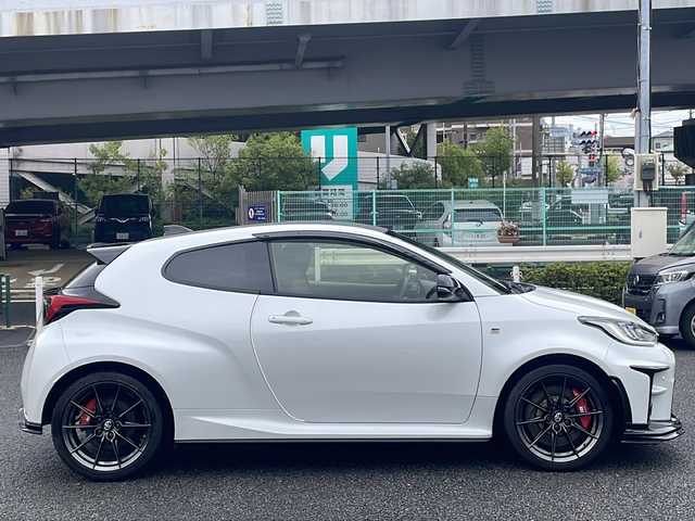トヨタ ＧＲヤリス RZ ハイパフォーマンス 東京都 2022(令4)年 0.8万km プラチナホワイトパールマイカ ワンオーナー/メーカーオプションディスプレイオーディオナビ/JBLサウンドシステム/フルセグ/バックカメラ/アダプティブクルーズコントロール/アルパイン製デジタルインナーミラー/ブラインドスポットモニター/ハーフレザーシート/シートヒーター/ステアリングヒーター/オートマチックハイビーム/ドライブレコーダー/LEDヘッドライト/ビルトインETC2.0/クリアランスソナー