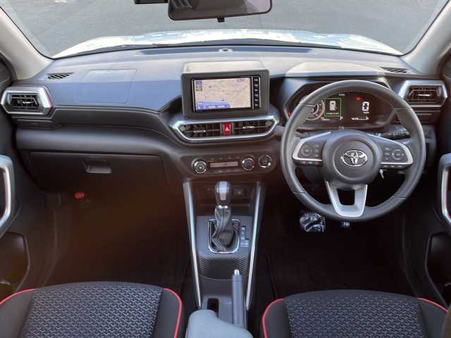 トヨタ ライズ Z 山口県 2021(令3)年 1.8万km シャイニングホワイトパール 純正SDナビ　【NSZT-W68T】/・Bluetooth接続/・AM/FM/・フルセグTV/・DVD再生機能有/パノラミックビューモニター/ビルトインETC/ドライブレコーダー/スマートアシスト/・衝突警報機能/・ブレーキ制御付誤発進抑制機能/・車線逸脱警報機能/・先行車発進お知らせ機能/・標識認識機能/・アダプティブクルーズコントロール/・レーンキープコントロール/・ブラインドスポットモニター/シートヒーター/USB入力端子/スマートキー/プッシュスタート/スペアキー1本/純正フロアマット/純正LEDライト/純正17インチアルミホイール/ドアバイザー/ウィンカーミラー