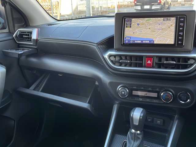 トヨタ ライズ Z 山口県 2021(令3)年 1.8万km シャイニングホワイトパール 純正SDナビ　【NSZT-W68T】/・Bluetooth接続/・AM/FM/・フルセグTV/・DVD再生機能有/パノラミックビューモニター/ビルトインETC/ドライブレコーダー/スマートアシスト/・衝突警報機能/・ブレーキ制御付誤発進抑制機能/・車線逸脱警報機能/・先行車発進お知らせ機能/・標識認識機能/・アダプティブクルーズコントロール/・レーンキープコントロール/・ブラインドスポットモニター/シートヒーター/USB入力端子/スマートキー/プッシュスタート/スペアキー1本/純正フロアマット/純正LEDライト/純正17インチアルミホイール/ドアバイザー/ウィンカーミラー