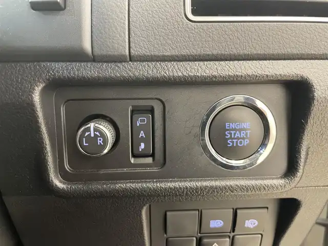 トヨタ ランドクルーザー プラド TZ－G 岡山県 2022(令4)年 2.7万km ホワイトパールクリスタルシャイン モデリスタエアロ/サンルーフ/トヨタセーフティセンス/・衝突軽減ブレーキ/・車線逸脱警報（レーンキープアシスト）/・オートマチックハイビーム/・レーダークルーズコントロール/・ブラインドスポットモニター/純正ナビ（T-Connect)/フルセグTV（AM.FM.TV.BT）/４WD/全方位カメラ/パワーシート（D+N席）/シートヒーター（D+N席）/シートエアコン（D+N席）/センターデフロック/サイドステップ/ヒルディセントコントロール/電動コラム/ETC2.0/アイドリングストップ/１９インチ純正AW/純正フロアマット