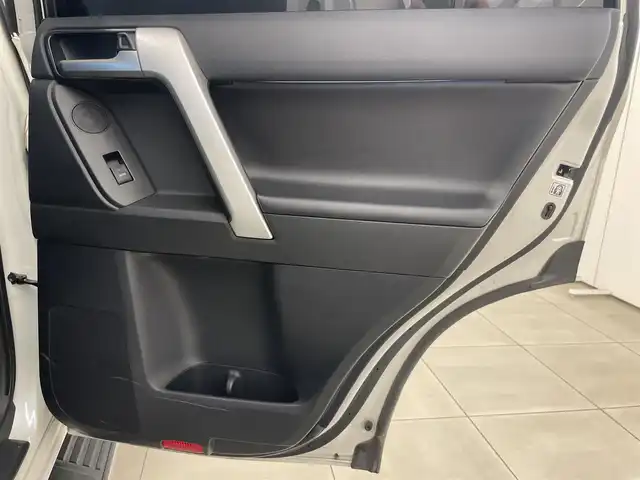 トヨタ ランドクルーザー プラド TZ－G 岡山県 2022(令4)年 2.7万km ホワイトパールクリスタルシャイン モデリスタエアロ/サンルーフ/トヨタセーフティセンス/・衝突軽減ブレーキ/・車線逸脱警報（レーンキープアシスト）/・オートマチックハイビーム/・レーダークルーズコントロール/・ブラインドスポットモニター/純正ナビ（T-Connect)/フルセグTV（AM.FM.TV.BT）/４WD/全方位カメラ/パワーシート（D+N席）/シートヒーター（D+N席）/シートエアコン（D+N席）/センターデフロック/サイドステップ/ヒルディセントコントロール/電動コラム/ETC2.0/アイドリングストップ/１９インチ純正AW/純正フロアマット