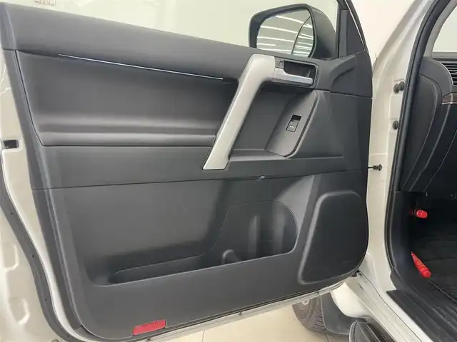 トヨタ ランドクルーザー プラド TZ－G 岡山県 2022(令4)年 2.7万km ホワイトパールクリスタルシャイン モデリスタエアロ/サンルーフ/トヨタセーフティセンス/・衝突軽減ブレーキ/・車線逸脱警報（レーンキープアシスト）/・オートマチックハイビーム/・レーダークルーズコントロール/・ブラインドスポットモニター/純正ナビ（T-Connect)/フルセグTV（AM.FM.TV.BT）/４WD/全方位カメラ/パワーシート（D+N席）/シートヒーター（D+N席）/シートエアコン（D+N席）/センターデフロック/サイドステップ/ヒルディセントコントロール/電動コラム/ETC2.0/アイドリングストップ/１９インチ純正AW/純正フロアマット