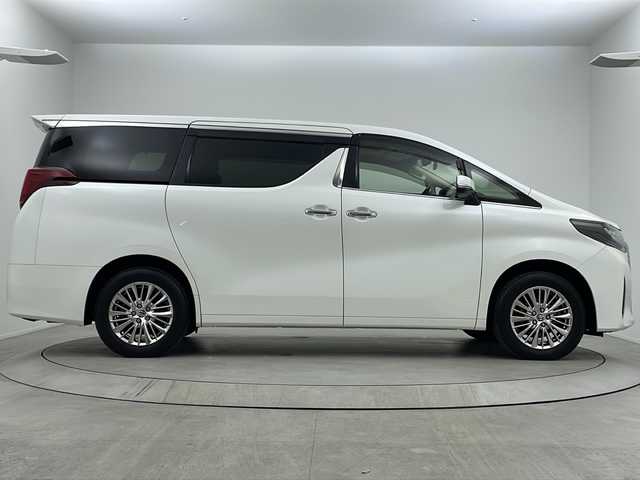 トヨタ アルファードハイブリット G Fパッケージ 大阪府 2023(令5)年 4.6万km ホワイトパールクリスタルシャイン ツインムーンルーフ/１２．１型後席モニター/純正９型ＤＡナビ/デジタルミラー/バックカメラ/ドライブレコーダー/ETC/ＴｏｙｏｔａＳａｆｅｔｙＳｅｎｓｅ/・プリクラッシュセーフティ/・レーントレーシングアシスト/・レーダークルーズコントロール/・ロードサインアシスト/・アダプティブハイビームシステム/ブラインドスポットモニター/パワーバックドア/両側パワースライドドア/メモリシート/シートヒーター/シートクーラー/ステアリングヒーター/パワーシート/純正AW/スペアキー/純正フロアマット