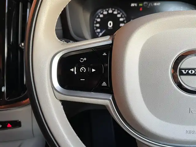 ボルボ Ｖ６０ T5 インスクリプション 愛知県 2018(平30)年 3.6万km デニムブルーメタリック ・アダプティブクルーズコントロール/・純正ＨＤＤナビ／ＵＳＢ／Ｂｌｕｅｔｏｏｔｈ／ＣＤ／ＤＶＤ／ＡｐｐｌｅＣａｒＰｌａｙ/・全方位カメラ/・白革シート／シートヒーター/・社外前後ドライブレコーダー/・フルセグ/・ETC/・純正19AW/・パーキングアシスト/・アイドリングストップ/・スマートキー/・スペアキー/・パワーシート/・レーンキープアシスト/・オートライト/・LEDライト/・自動駐車/・保証書